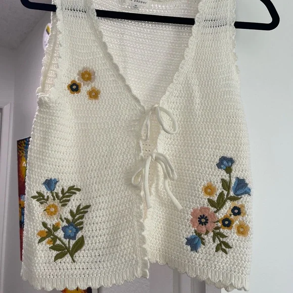 Blu Pepper White Crochet Floral Vest Top - Picture 2 of 5
